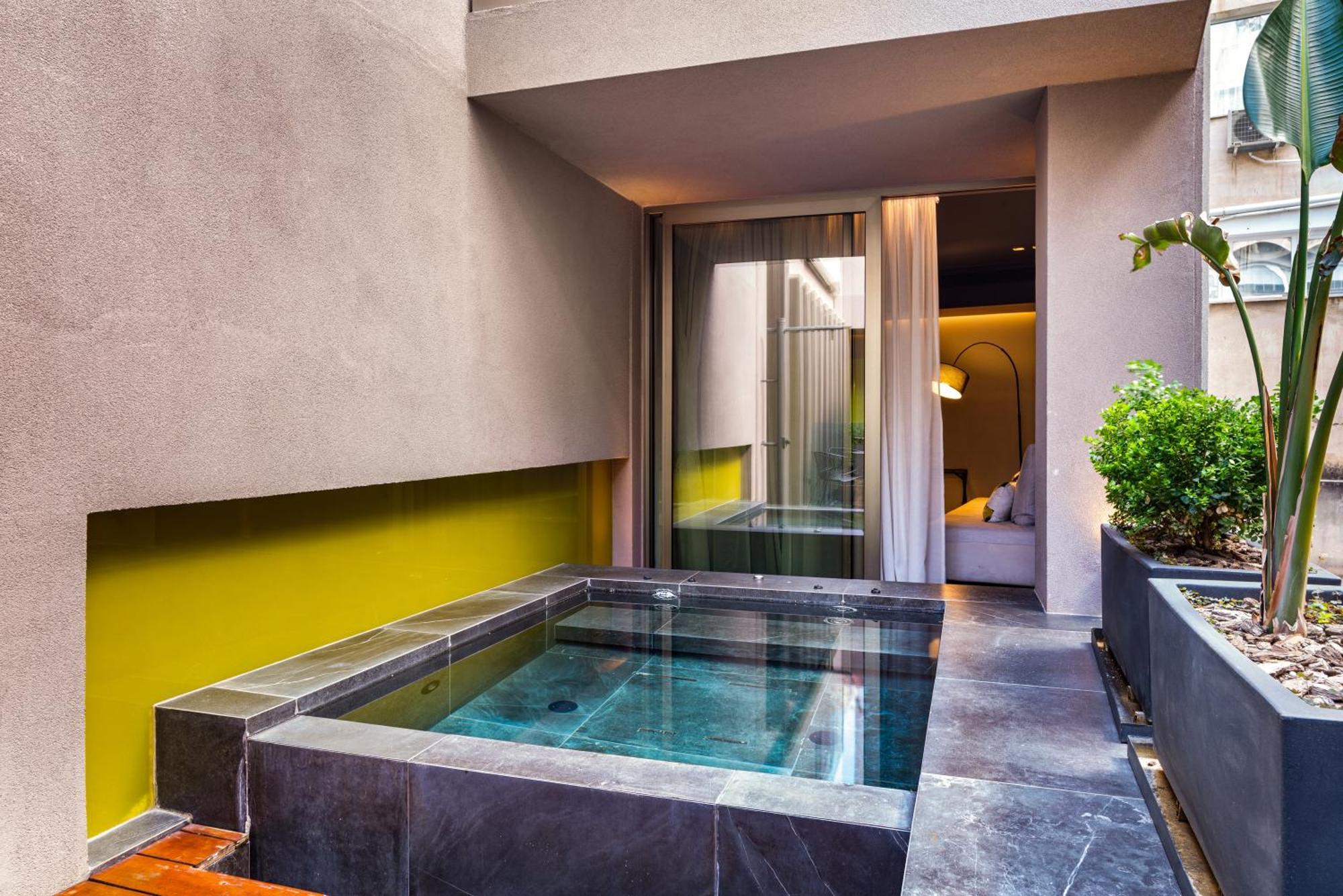 Nikiou Luxury Hotel